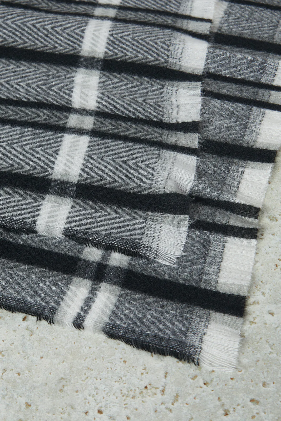 Men Grey And Black Checkered Scarf